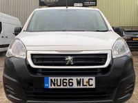 Begagnad Peugeot Partner S 100 HK (73 kW) 2016 Vit Minibuss
