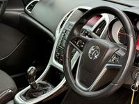 Used Vauxhall Astra SRi 100 HP (73 kW) 2014 White Hatchback