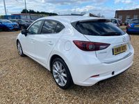 Begagnad Mazda 3 Inclusive 150 HK (110 kW) 2018 Vit Halvkombi