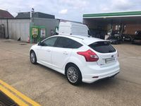 Used Ford Focus Zetec 180 HP (132 kW) 2012 White Hatchback