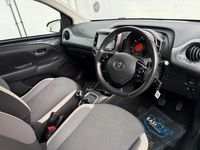 Begagnad Toyota Aygo X-play 2020 Grå Halvkombi
