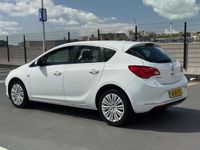 Used Vauxhall Astra Excite 2015 White Hatchback