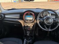 Usado Mini Cooper Classic 136 HP (100 kW) 2019 Prateado Citadino