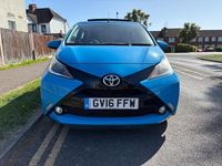 Usado Toyota Aygo x-press 69 HP (50 kW) 2016 Azul Citadino