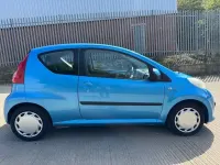 Begagnad Peugeot 107 68 HK (50 kW) 2006 Blå Halvkombi