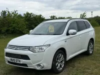 Używany Mitsubishi Outlander P-HEV 200 KM (147 kW) 2015 Biały SUV