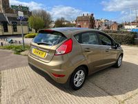Usado Ford Fiesta Zetec 95 HP (69 kW) 2014 Castanho Citadino