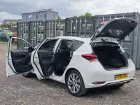 Used Toyota Auris Hybrid 136 HP (100 kW) 2016 White Hatchback