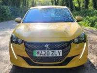 Usado Peugeot e-208 Allure 100 kW (136 CV) 2020 Amarillo Utilitario