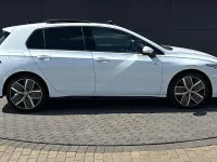 Second-hand VW Golf VIII R-line 150 CP (110 kW) 2025 Alb Hatchback
