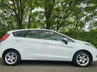 Usado Ford Fiesta Zetec 82 HP (60 kW) 2012 Branco Citadino