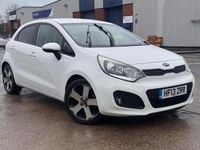 Begagnad Kia Rio 107 HK (78 kW) 2013 Vit Halvkombi