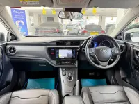 Used Toyota Auris Hybrid 136 HP (100 kW) 2017 White and black Hatchback