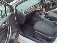 Used Vauxhall Astra Design Edition 110 HP (80 kW) 2016 White Hatchback