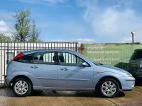 Begagnad Ford Focus Ghia 2004 Blå Halvkombi