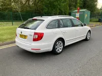 Usado Skoda Superb GreenLine 105 CV (77 kW) 2012 Blanco Familiar