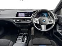 Begagnad BMW M135 Shadowline 302 HK (222 kW) 2024 Vit Halvkombi