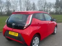 Usado Toyota Aygo X-play 69 HP (50 kW) 2017 Vermelho Citadino