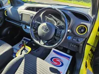 Używany Toyota Yaris Hybrid Edition 2017 Żółty Hatchback