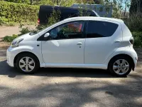 Usado Toyota Aygo 68 HP (50 kW) 2012 Branco Citadino
