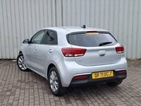 Begagnad Kia Rio 2022 Silver Halvkombi