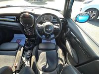 Usado Mini Cooper Hatch 136 CV (100 kW) 2018 Azul Utilitario