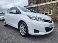 Begagnad Toyota Yaris 101 HK (74 kW) 2013 Vit Halvkombi