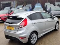 Usado Ford Fiesta Zetec 99 HP (72 kW) 2016 Prateado Citadino