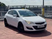 Used Vauxhall Astra SRi 140 HP (102 kW) 2015 White Hatchback