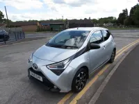 Usado Toyota Aygo Trend 72 CV (52 kW) 2019 Plateado Utilitario
