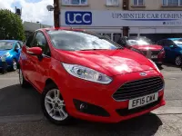 Usado Ford Fiesta Zetec 100 CV (73 kW) 2015 Rojo Utilitario