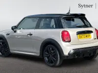 Usado Mini Cooper Hatch 134 CV (98 kW) 2023 Gris Utilitario