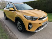 Usado Kia Stonic 2024 Amarelo SUV
