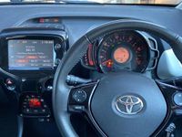 Usado Toyota Aygo x-press 67 HP (49 kW) 2017 Branco Citadino