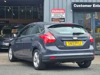 Usado Ford Focus Zetec 105 HP (77 kW) 2012 Cinzento Citadino