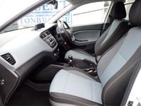 Used Hyundai i20 Premium 84 HP (61 kW) 2015 White Hatchback