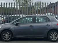 Usado Toyota Auris 124 HP (91 kW) 2008 Cinzento Citadino