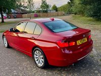 Begagnad BMW 320 Executive 184 HK (135 kW) 2012 Röd Sedan