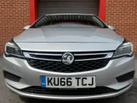Usado Vauxhall Astra 110 CV (80 kW) 2016 Plateado Familiar