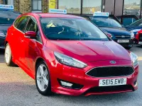 Begagnad Ford Focus Zetec 125 HK (91 kW) 2015 Röd Halvkombi