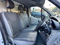 Second-hand Vauxhall Vivaro 115 CP (84 kW) 2013 Alb Monovolum