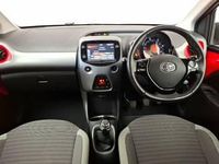 Usado Toyota Aygo Trend 72 CV (52 kW) 2019 Rojo Utilitario