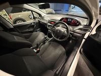 Used Peugeot 208 Access 68 HP (50 kW) 2015 White Hatchback