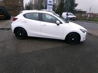 Used Mazda 2 75 HP (55 kW) 2015 White Hatchback