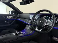 Usado Mercedes E220 AMG line 194 HP (142 kW) 2019 Azul Cabrios