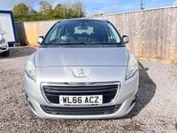 Usado Peugeot 5008 Allure 150 HP (110 kW) 2017 Prateado Monovolume
