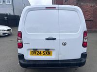 Second-hand Vauxhall Combo 100 CP (73 kW) 2024 Alb Monovolum