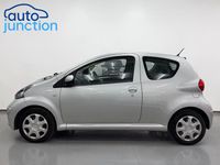 Usado Toyota Aygo 67 CV (49 kW) 2007 Plateado Utilitario