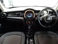 Usado Mini Cooper Hatch 136 CV (100 kW) 2017 Gris Utilitario