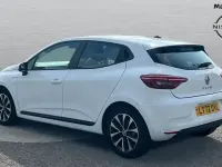Used Renault Clio Iconic 140 HP (102 kW) 2022 White Hatchback